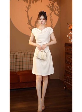 2025夏季小众名媛优雅气质轻奢休闲百搭白色修身短款连衣裙D2970