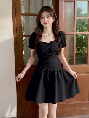 方领连衣裙女装法式泡泡袖夏季2025新款荷叶边褶皱气质收腰裙1341