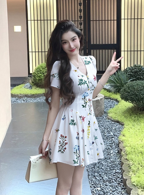 有里布法式V领气质甜美短裙2025夏季碎花设计感短款连衣裙D2139B