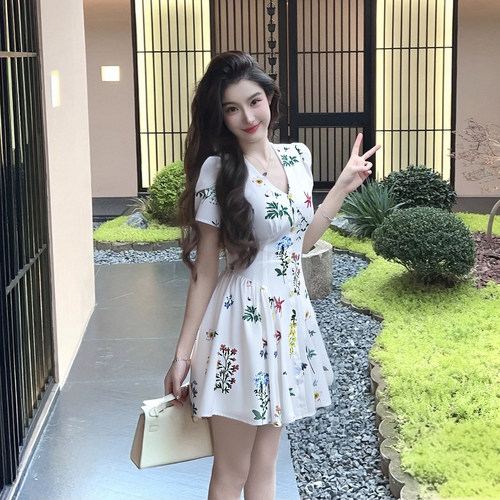 有里布法式V领气质甜美短裙2026夏季碎花设计感短款连衣裙D2139B