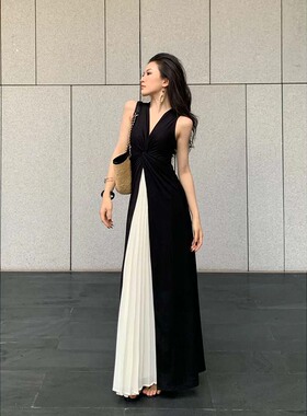 2026夏季新款女法式气质无袖V领拼接收腰长款度假风连衣裙D5358