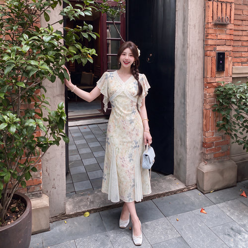 2026夏季新款法式温柔风蕾丝拼接荷叶边碎花连衣裙女小个子D9703