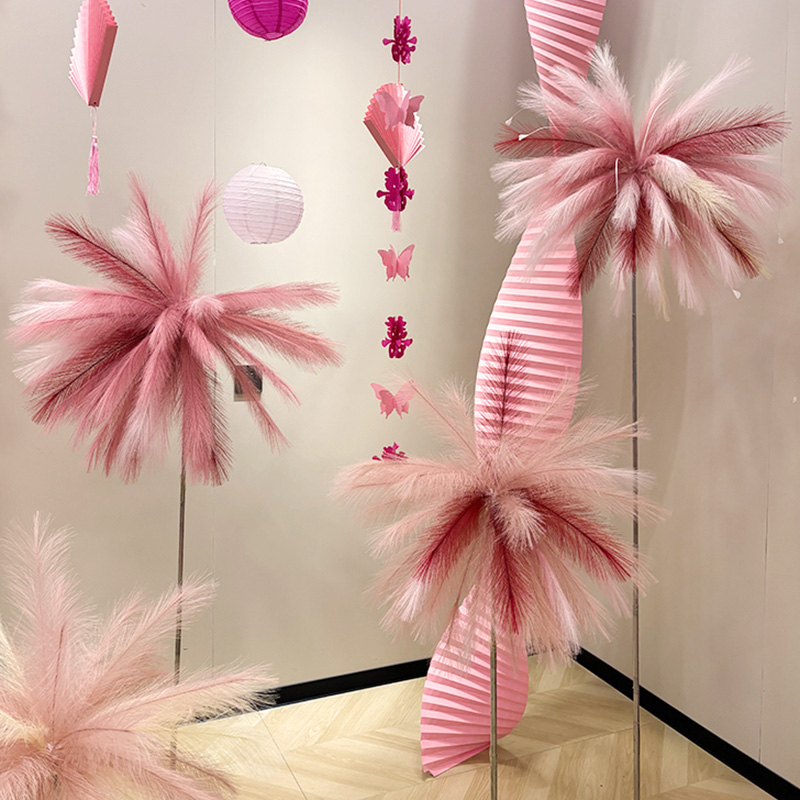 2025粉色订婚道具悬挂婚庆婚礼芦苇烟花背景晨袍拍照婚房布置装饰