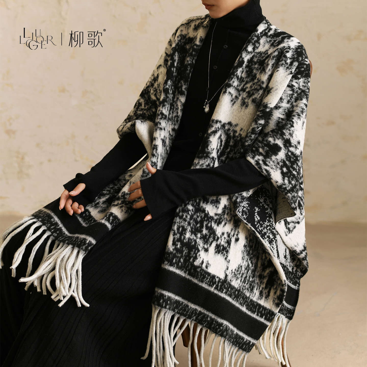 柳歌水墨画流苏披肩女