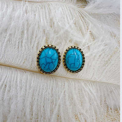 白色合成石头花纹耳钉