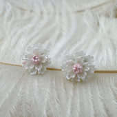 C366 小款 清新小巧耳钉甜美百搭气质设计感白色花朵耳饰