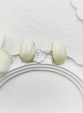 法式白色相思豆耳钉孤形轻奢气质耳环女小众设计感耳饰新【B834】