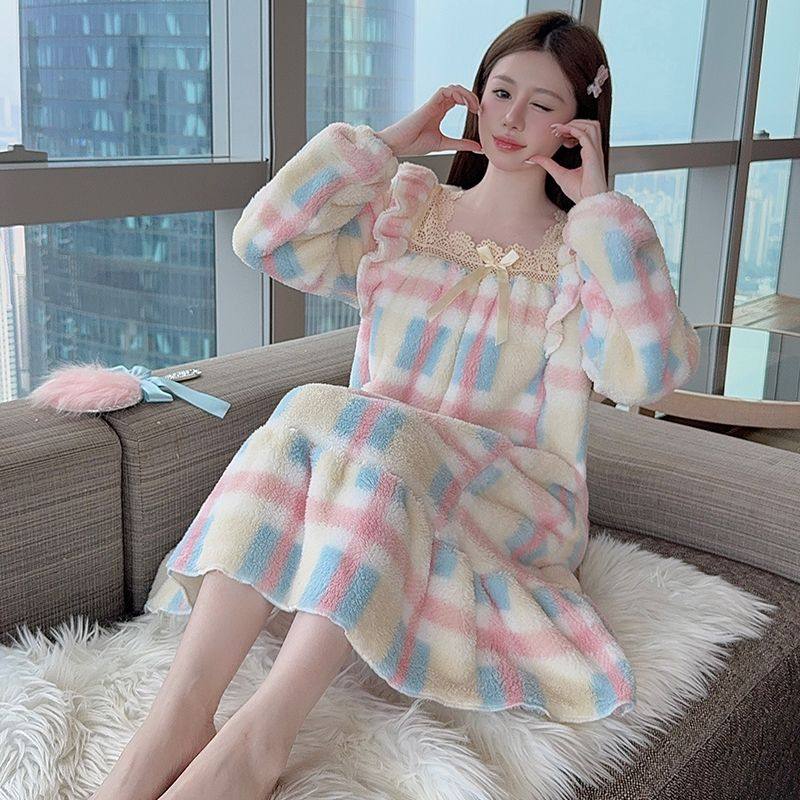 秋冬季加肥大码睡裙女新款家居服保暖珊瑚绒彩虹格宽松可外穿睡衣