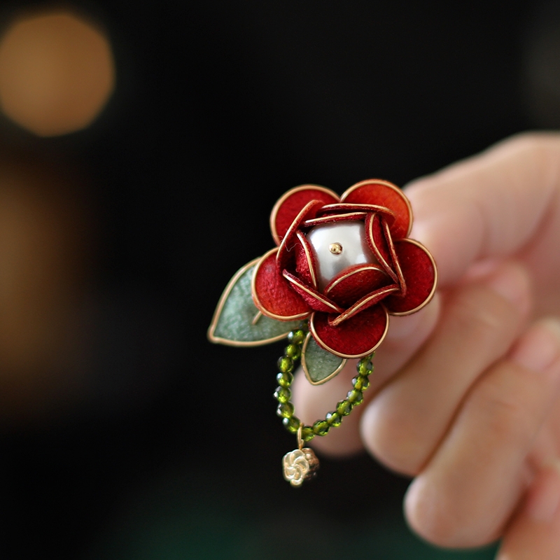 非遗掐丝山茶花胸针配大衣布艺花朵新中式别针设计感小众毛衣配饰