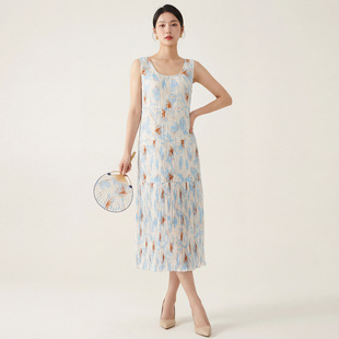 三宅连衣裙女春夏高级感日常穿搭吊带裙印花宽松洋气百搭褶皱长裙