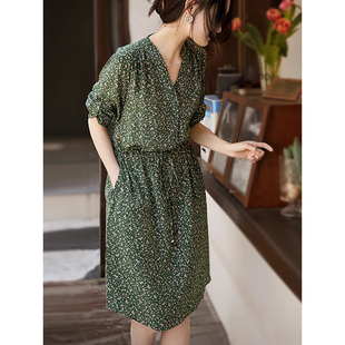 法式碎花连衣裙女春夏2025新款高级感复古v领小个子中袖绝美裙子