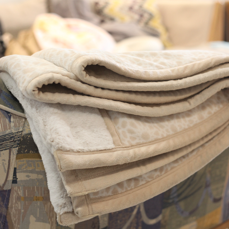 好质量三层巨厚!兔绒牛奶绒小被子法兰绒高品货冬季学生盖毯