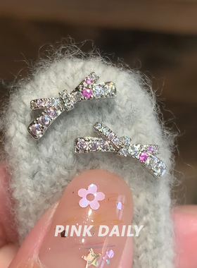 Pink Daily粉色超闪满钻蝴蝶结耳钉女钛钢小巧精致耳骨钉甜美耳饰