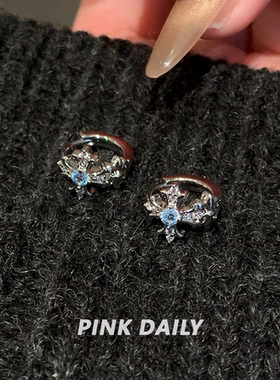 Pink Daily蓝色锆石满钻十字架耳环圈圈女独特漂亮耳圈耳扣耳饰