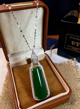 钛钢项链新款镶钻豹走绿无事牌吊坠颈链女小众设计感时尚首饰轻奢