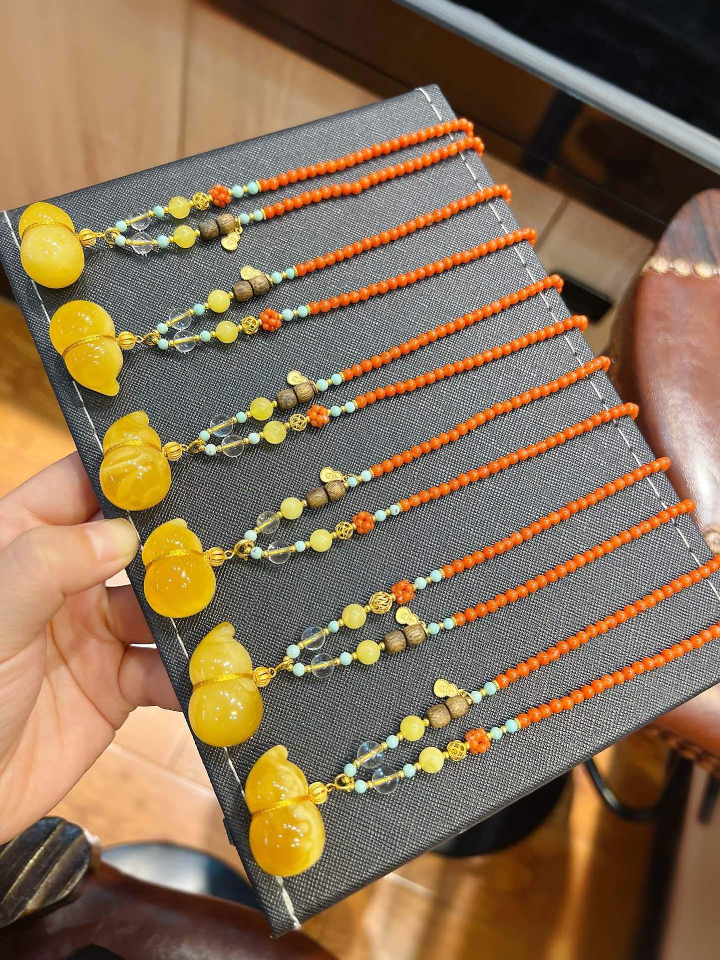 天然原矿蜜蜡葫芦搭配南红沉香绿松石吊坠