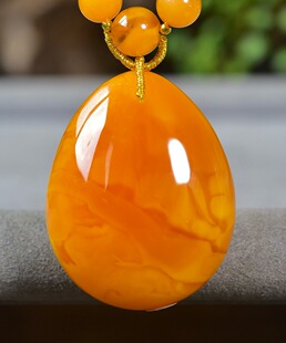 天然蜜蜡水滴吊坠项链2025年新款潮轻奢小众无事牌琥珀毛衣链女
