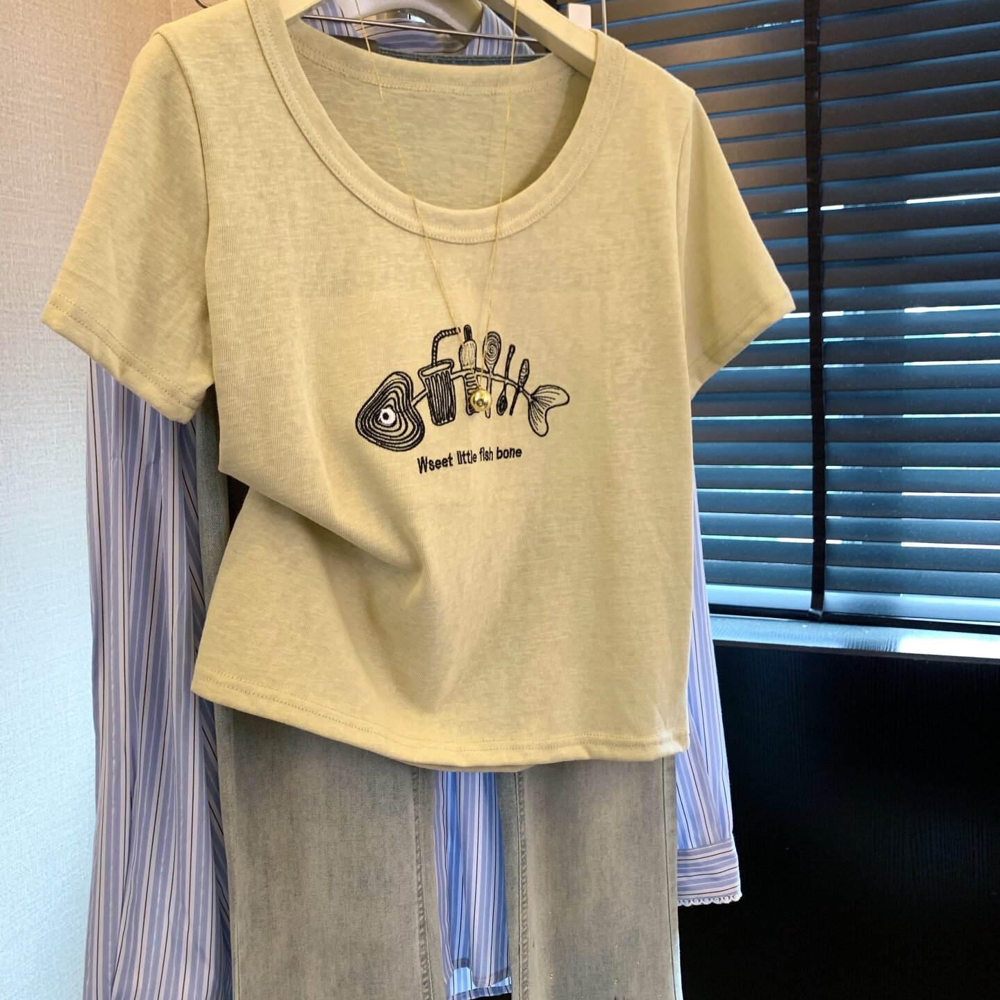盐系简约风鱼骨字母刺绣t恤女2026夏款套头正肩体恤修身短款上衣