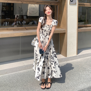 法式方领碎花连衣裙女2025夏季新款气质高级感收腰显瘦度假风长裙图片