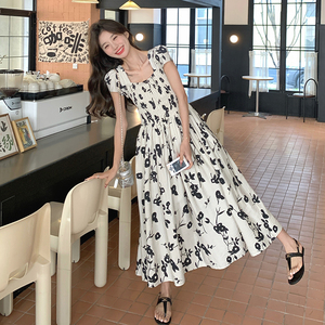 法式方领碎花连衣裙女2025夏季新款气质高级感收腰显瘦度假风长裙图片