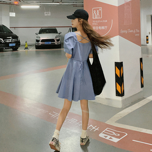 蓝色小个子露背连衣裙女2023夏季新款韩版小清新甜美收腰法式裙子,雾面裙搭配什么上衣好看图片