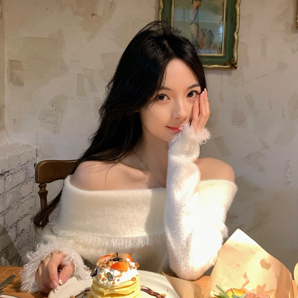 周耶耶 白色慵懒高级感仿水貂毛一字肩毛衣冬季露肩上衣打底衫