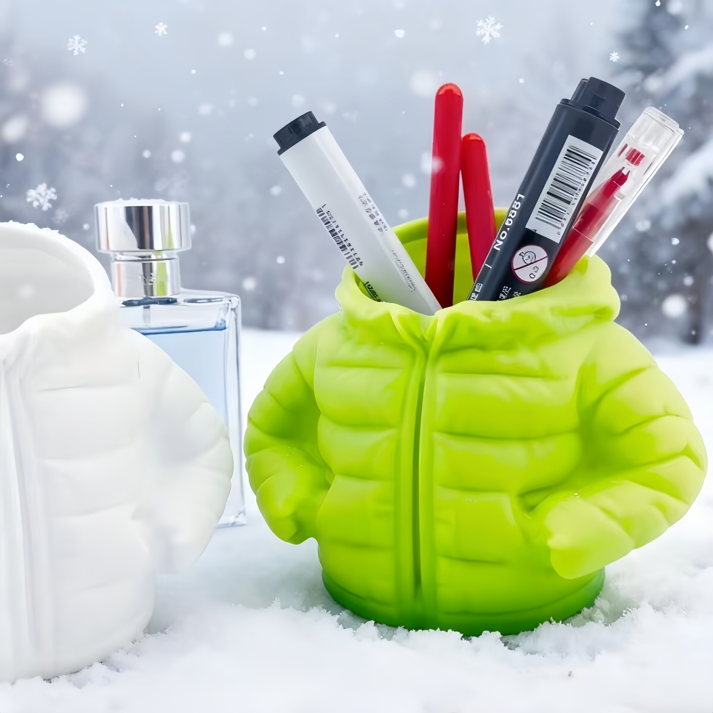 羽绒服笔筒杯桌面摆件