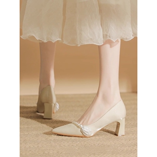珍珠温柔单鞋粗跟浅色缎面主婚纱鞋不累脚法式晚风伴娘高跟鞋女