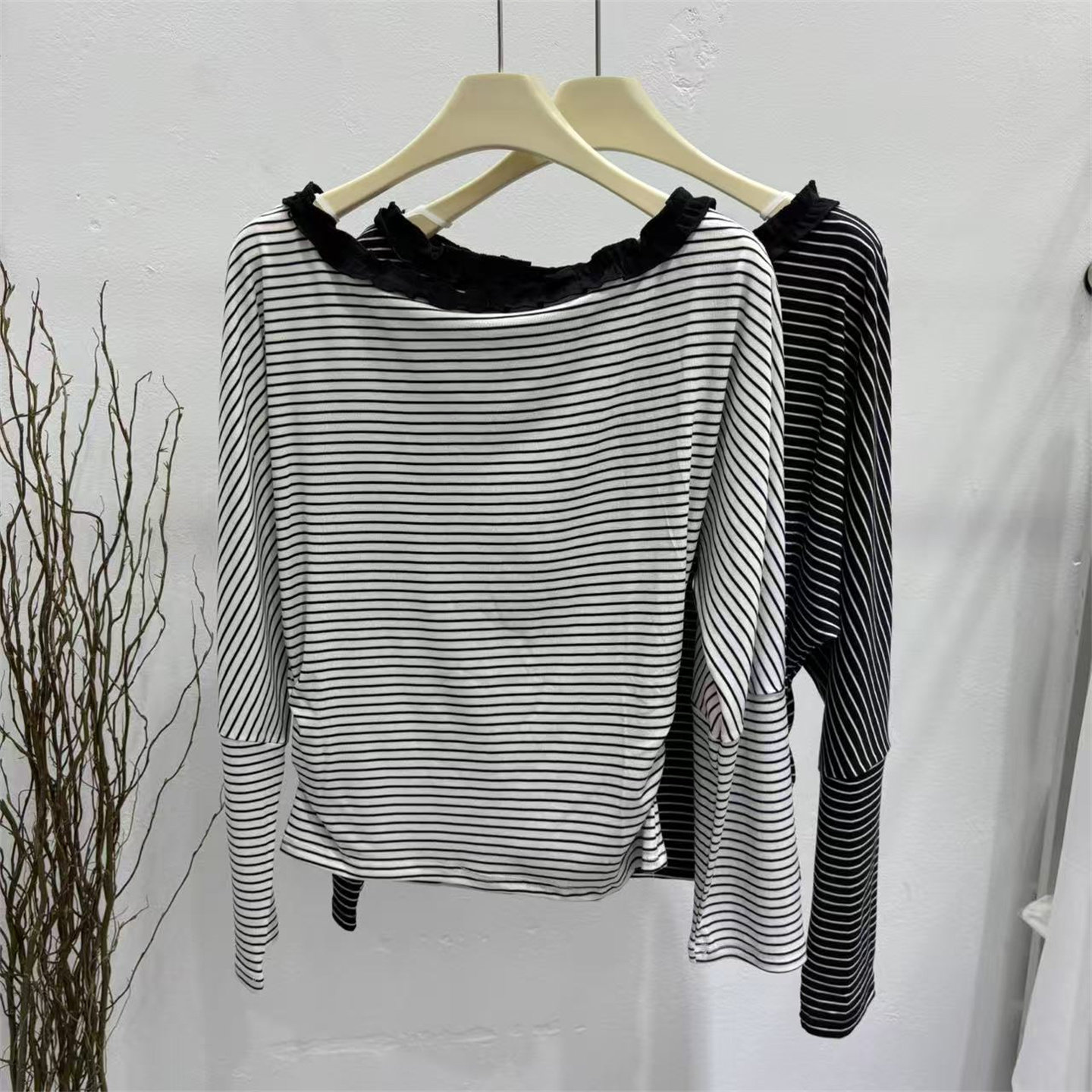 2026春装新款韩版宽松休闲百搭条纹一字肩时尚上衣女露肩长袖T恤