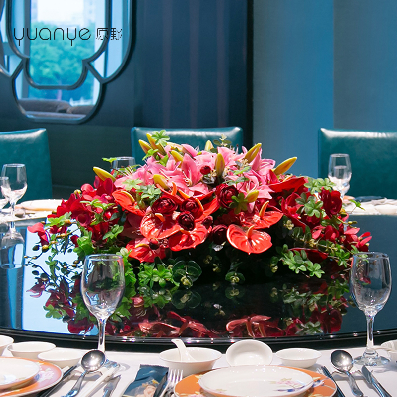 原野酒店餐桌花大圆桌中间摆花