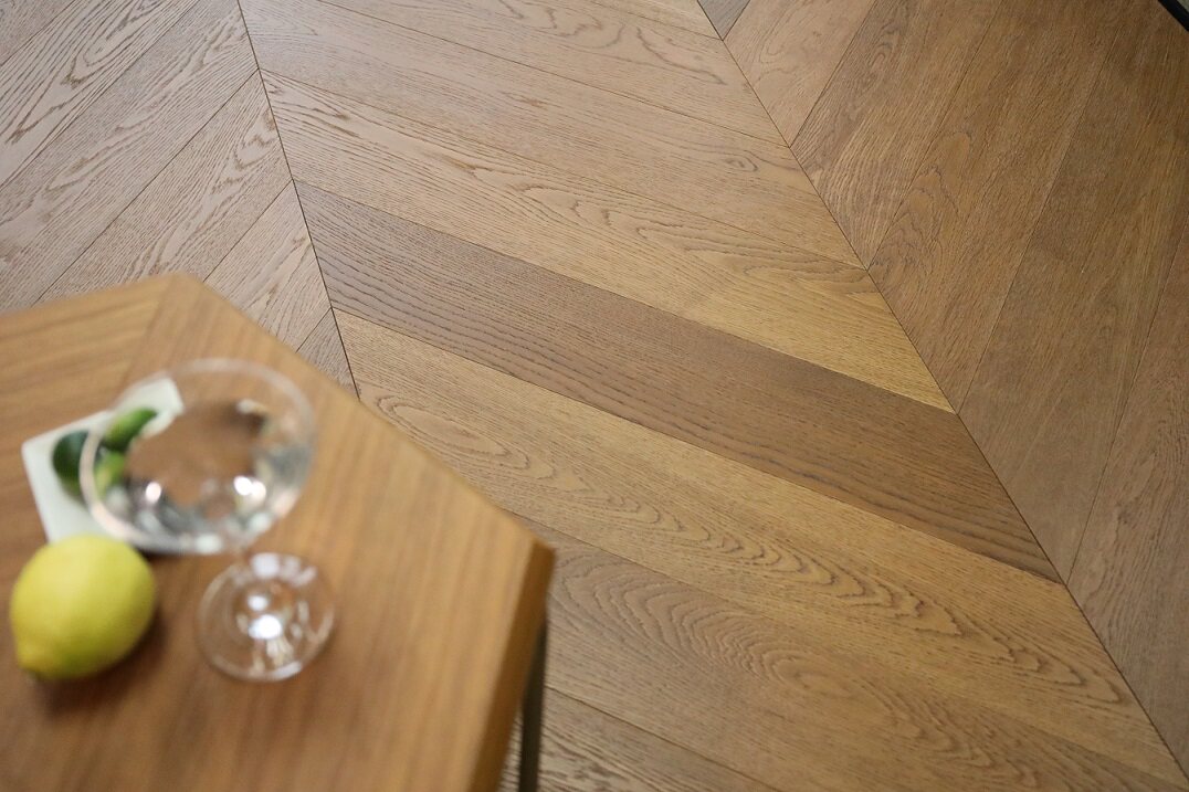 卢森地板摩登系列鱼骨拼烟棕橡木