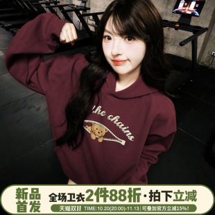 下衣失踪美式学院风超显白酒红色连帽卫衣女百搭可爱卡通印花上衣