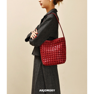 ARJOMORY小众品牌头层牛皮编织水桶包女2025新款红色单肩托特包