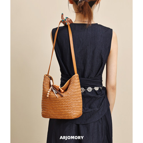 ARJOMORY小众设计轻奢真皮手工编织水桶包女2026新款单肩斜挎女包