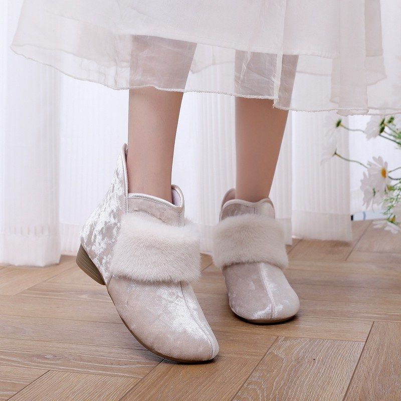 2025年新款冬季加绒毛毛女鞋复古绣花鞋民族风绒面配旗袍女士短靴