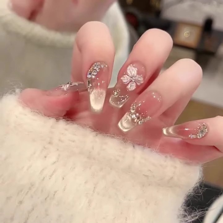 花瓣月影猫眼腮红美甲