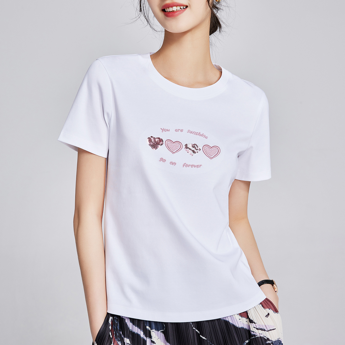 丝光棉白色短袖T恤圆领亮片刺绣