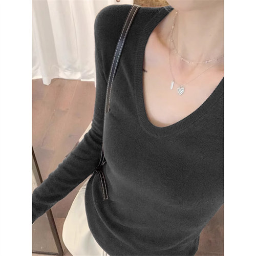 高级感灰色u领针织衫女秋冬2025新款修身显瘦内搭打底衫紧身毛衣