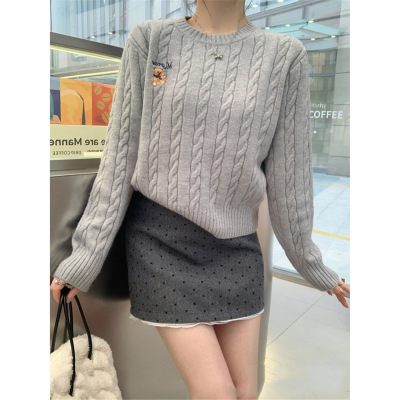 绞花小熊刺绣圆领灰色毛衣女士2025新款秋冬季内搭小个子针织上衣