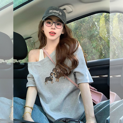 灰色斜肩短袖t恤女夏季小狗印花设计感美式宽松露肩半袖体恤上衣