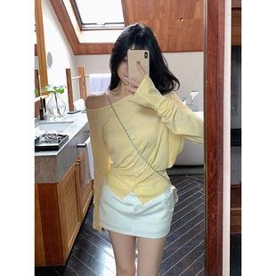 一字肩斜肩针织衫毛衣女早秋韩系氛围感不规则开叉长袖上衣打底衫