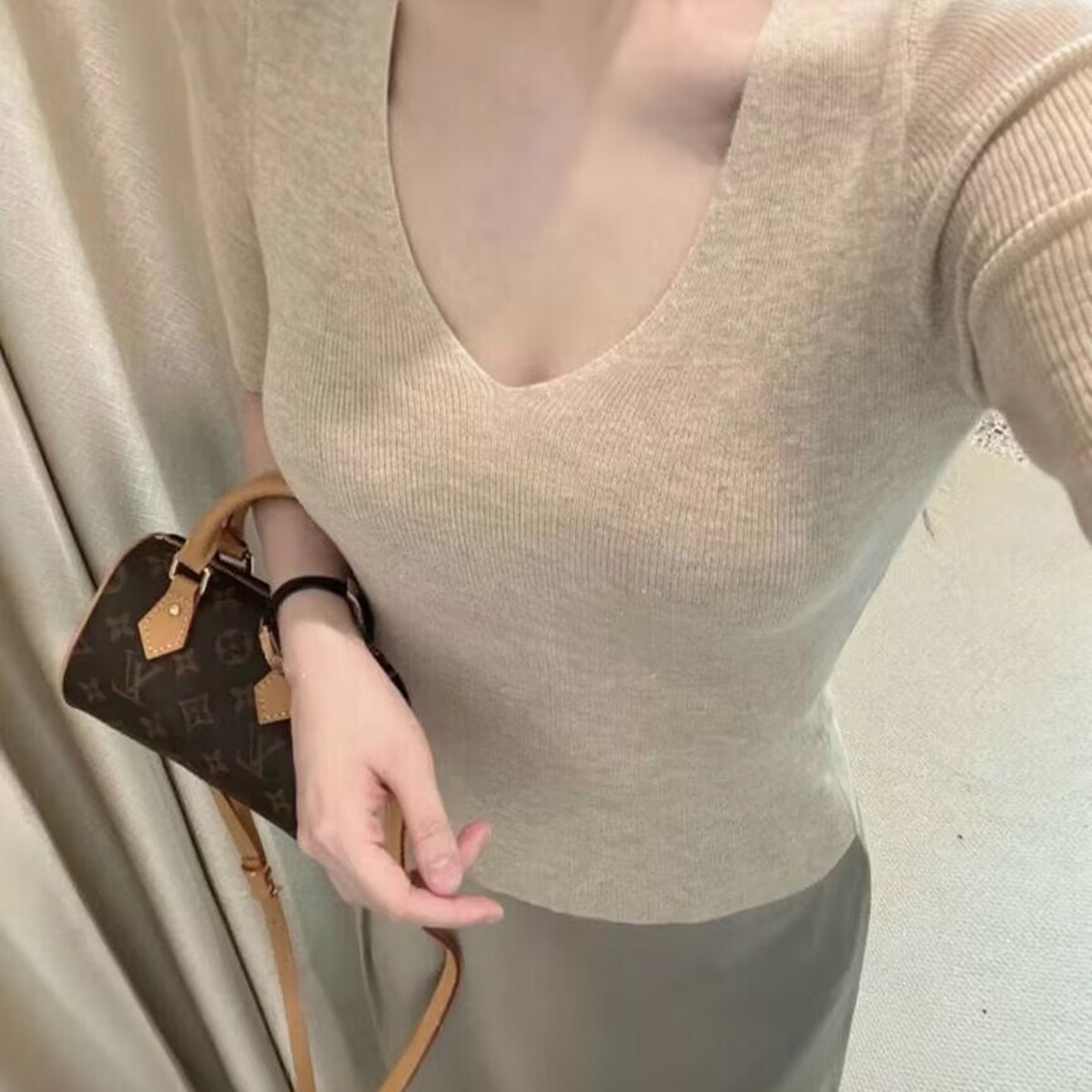 巨好看的燕麦色v领针织衫女短袖夏季薄款纯欲百搭修身中袖t恤上衣图片