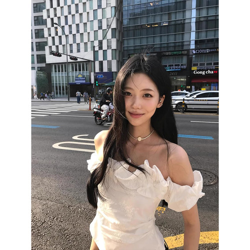 法式卷边一字领斜肩短袖t恤女夏季设计感修身荷叶边短款露肩上衣