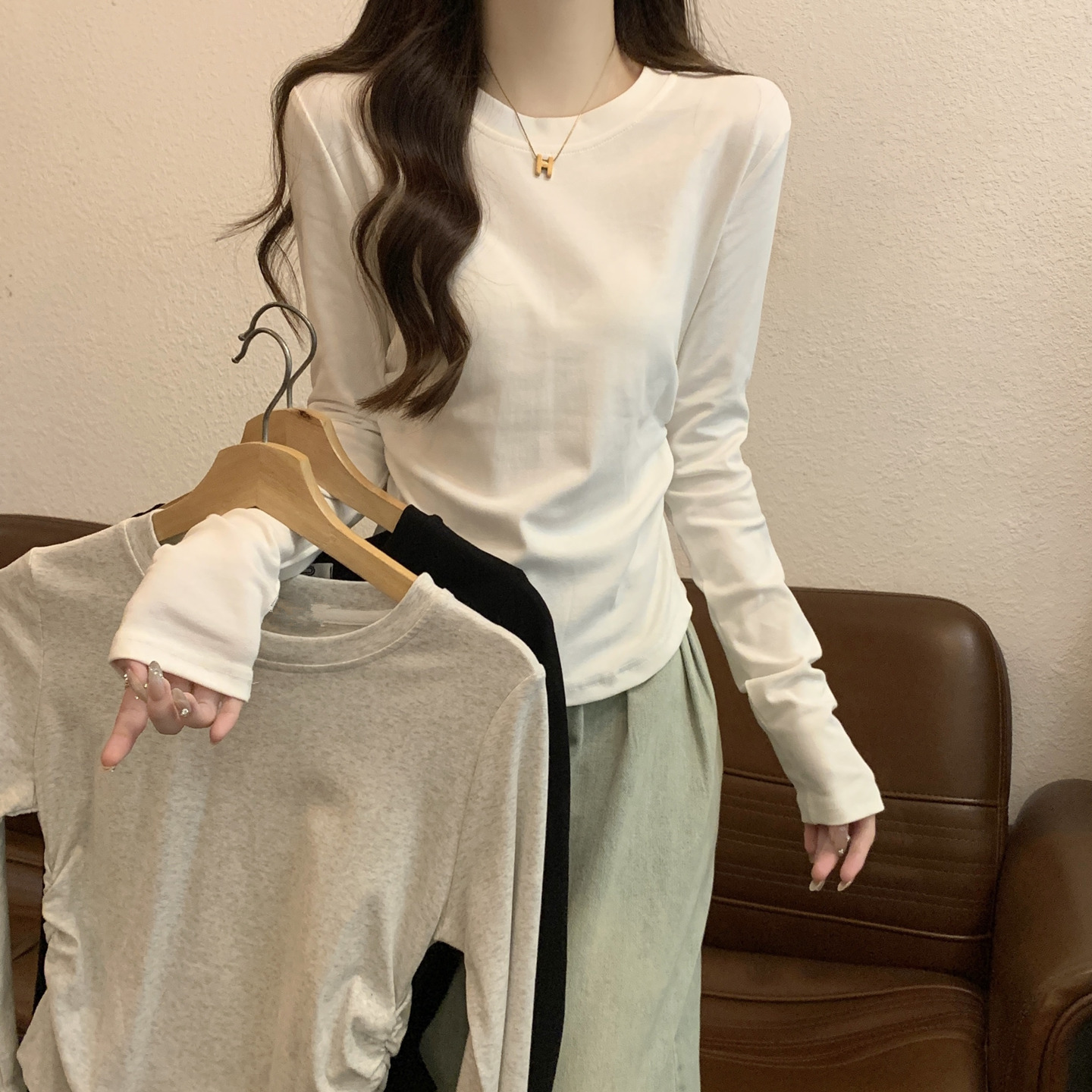 白色t恤女长袖春秋冬设计感小众修身收腰辣妹短款内搭打底衫上衣