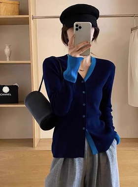 蓝色v领撞色拼接长袖针织开衫女秋冬季2026新款气质百搭毛衣外套