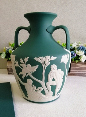 Wedgwood浮雕陶瓷花瓶欧式