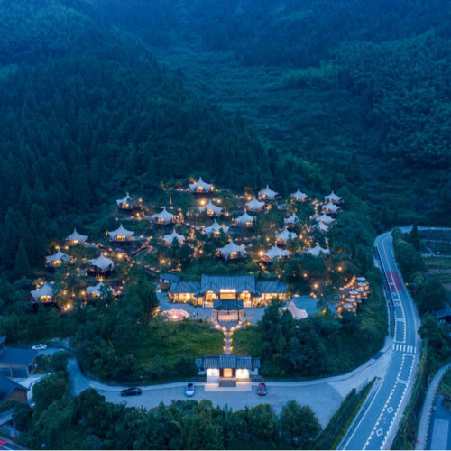 营地位于浙江云和梯田景区核心位置，晨观日出，夜看云海。 营地占地58亩，房间宽敞公区丰富，是溜娃、聚会、赏景、游玩的好去处 野奢帐篷入睡，篝火晚会谈心聚会、星空KTV纵情歌唱等丰富活动 周末不加价、