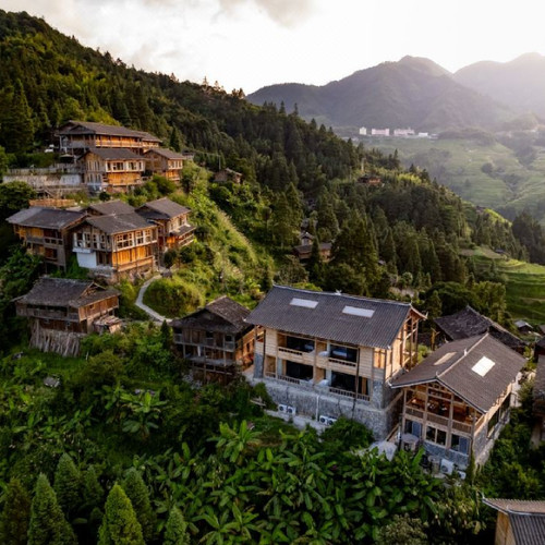 加宜苗寨 坐落于贵州榕江加宜苗寨，民宿位于山顶，尽览群山梯田景观 大利侗寨 始建于明代的村寨，拥有500多年的历史 ，群山环绕 井上见TheWellHouse是一个用现代视角对话简朴自然生活的乡村民宿。