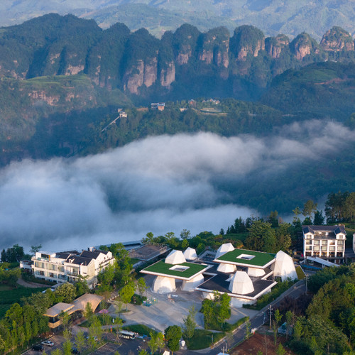 【品牌甄选】山中来信品牌4店任选，回山坐梦店|新店开业 【一线风光】新昌店晨起观云海仙境，日落赏橘色夕阳，直面十九峰美景 【丰富权益】双早+伴手礼+下午茶等门店特色权益