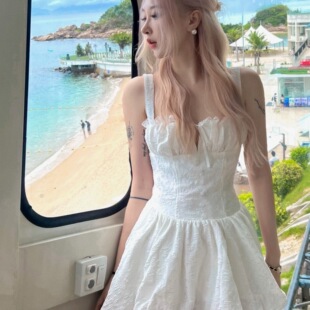 Cjxnh提花小白裙 蕾丝边双层网纱吊带连衣裙浮雕纹理白色收腰显瘦